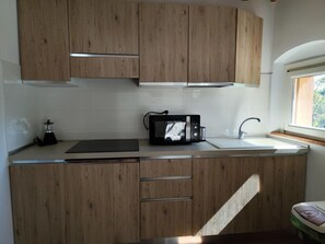Geladeira, micro-ondas, cooktop, lava-louças