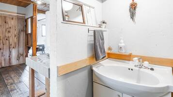 Combined shower/tub, free toiletries, hair dryer, slippers