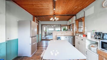 Full-sized fridge, microwave, stovetop, toaster