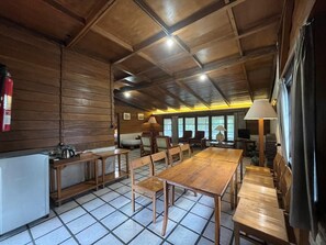 Klassiek huis, uitzicht op tuin | Dineerruimte