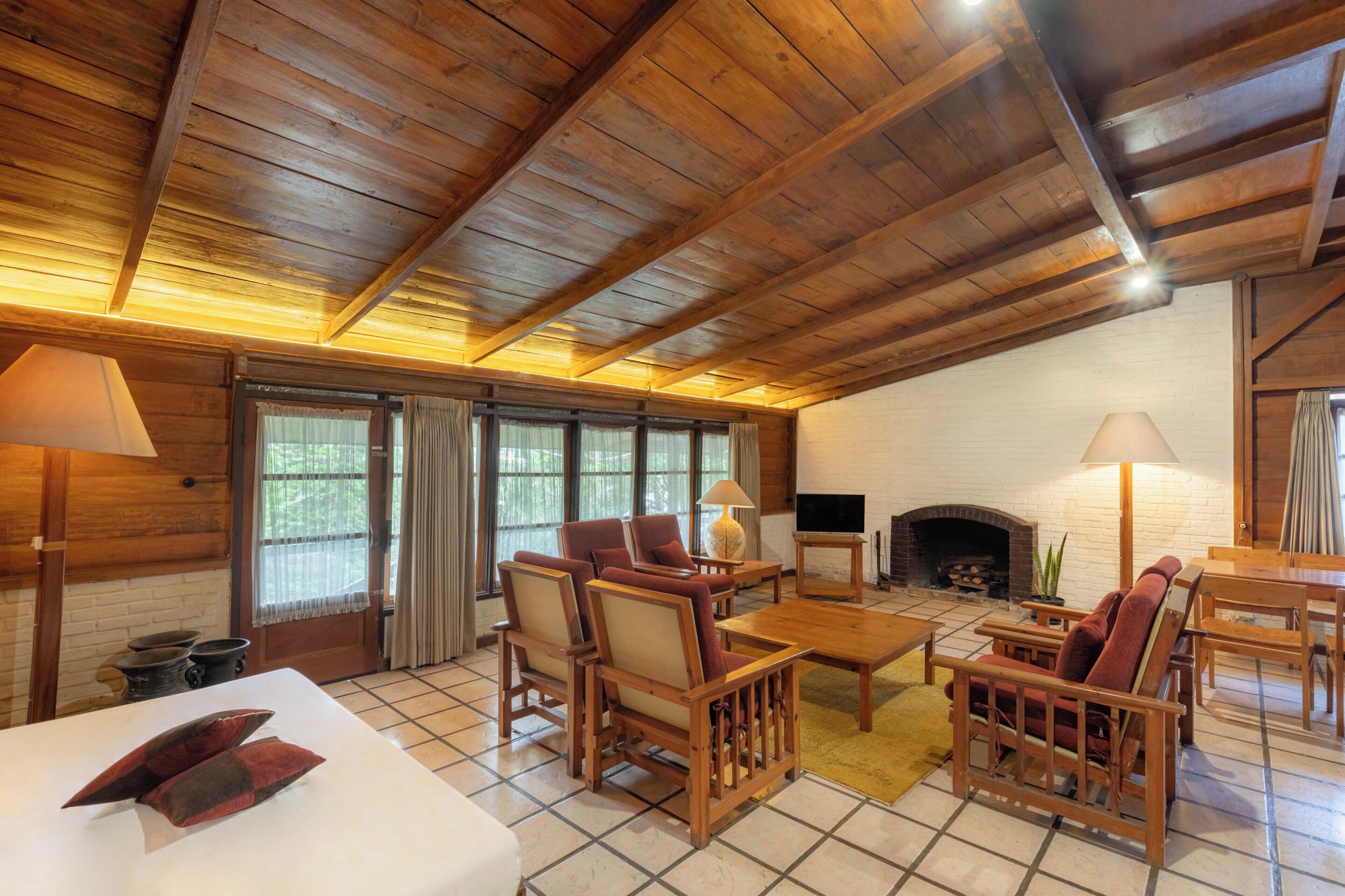 Classic House, Garden View | Living room | 24-inch flat-screen TV with cable channels