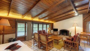 Classic House, Garden View | Living room