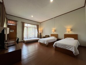 Deluxe Twin kamer, uitzicht op tuin | Een bureau, een laptopwerkplek, gratis wifi, beddengoed