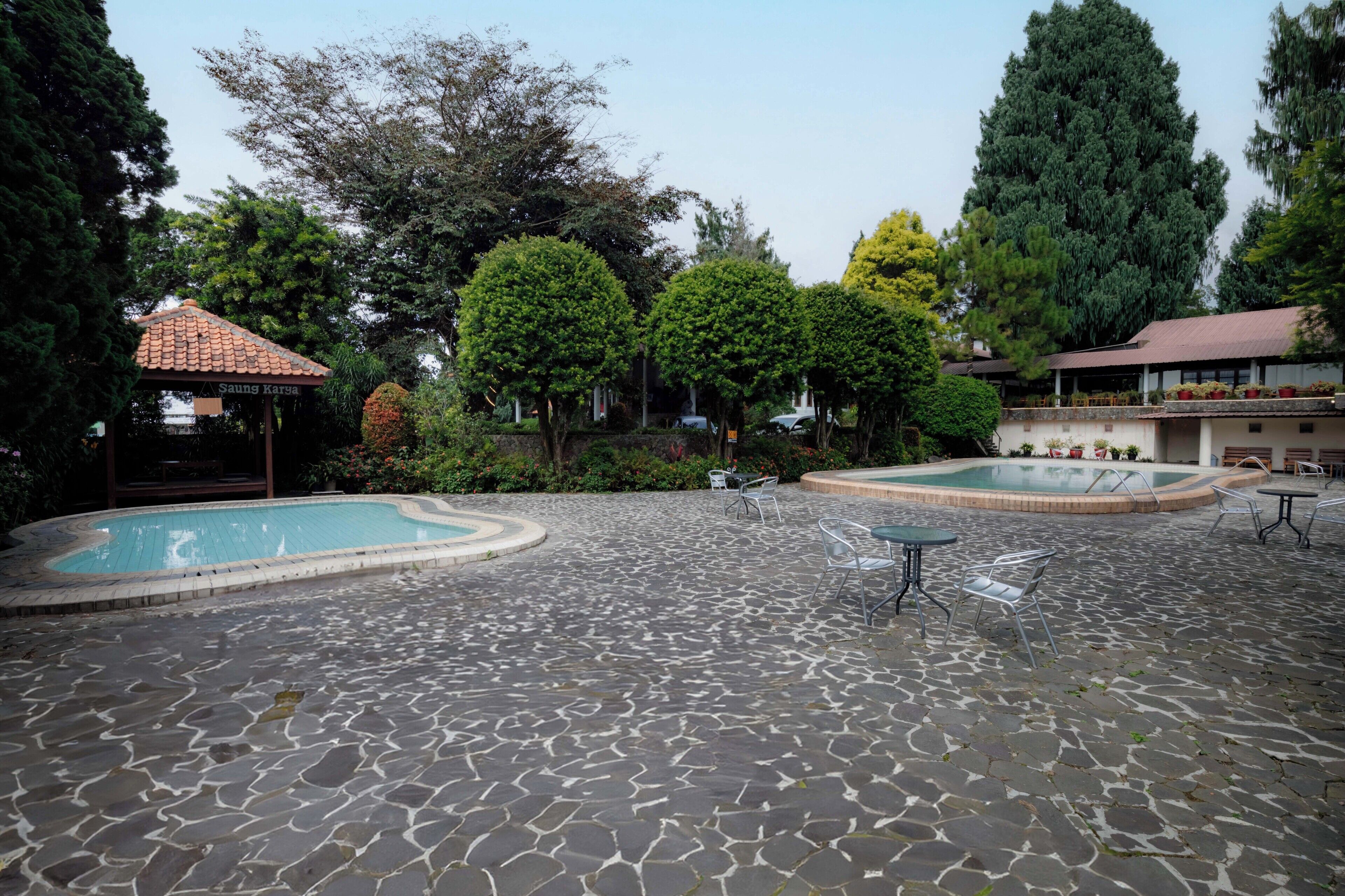 Una piscina al aire libre
