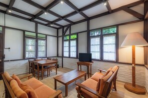 Bungalow – comfort | Oppholdsområde | En 24-tommers Flatskjerm-TV med kabel-kanaler