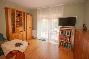 Una televisión, una mesa de tenis de mesa