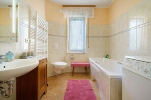 Shower, hair dryer, towels - Holiday Home 'Grün' with Shared Terrace and Wi-Fi (Templin)
