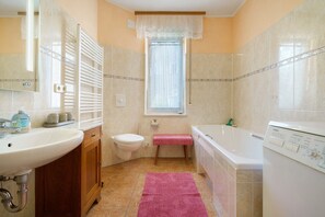 Shower, hair dryer, towels - Holiday Home 'Grün' with Shared Terrace and Wi-Fi (Templin)