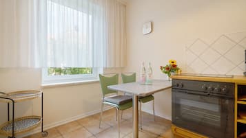 Kühlschrank, Ofen, Herdplatte, Wasserkocher mit Kaffee-/Teezubehör