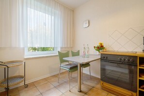 Fridge, oven, stovetop, coffee/tea maker