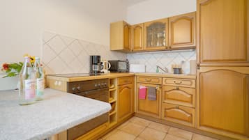 Fridge, oven, stovetop, coffee/tea maker