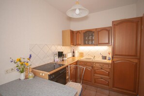 Frigorífico, horno, placa de cocina y cafetera o tetera