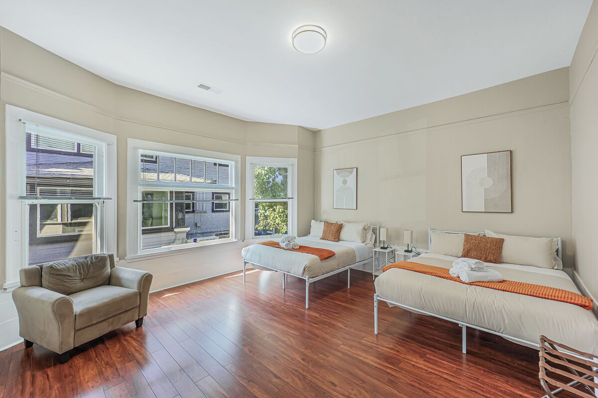 5 habitaciones, tabla de planchar con plancha, wifi y ropa de cama 