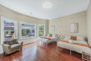 5 bedrooms, iron/ironing board, WiFi, bed sheets