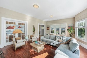 Living area - Spacious 5BR! Charming 5b/3b house in Downtown San Jose w/AC, Wifi, freeparkings (San Jose)