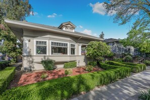 Exterior - Spacious 5BR! Charming 5b/3b house in Downtown San Jose w/AC, Wifi, freeparkings (San Jose)