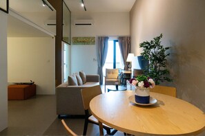 Superior Apartment, 3 Bedrooms, Balcony, City View | Makan dalam bilik