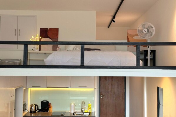 Superior Apartment, 1 Bedroom, Balcony, City View | Meja, ruang kerja komputer riba, seterika/papan seterika, Wi-fi percuma