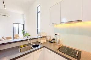Superior Apartment, 2 Bedrooms, Balcony, City View | Dapur peribadi | Peti sejuk