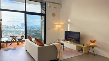 Apartamento superior, 1 habitación, cocina, vistas a la ciudad | Zona de estar | Televisión de 35 pulgadas con canales por cable, una oficina