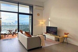 Superior-Apartment, 1 Schlafzimmer, Küche, Stadtblick | Wohnbereich | 35-Zoll-Fernseher mit Kabelempfang, Arbeitsbereiche