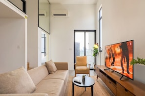 Apartamento superior, 2 habitaciones, balcón, vistas a la ciudad | Zona de estar | Televisión de 35 pulgadas con canales por cable, una oficina