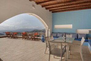 Outdoor dining - Country House 'Faith - Ios' with Sea View, Wi-Fi and Air Conditioning (ΙΟΣ)