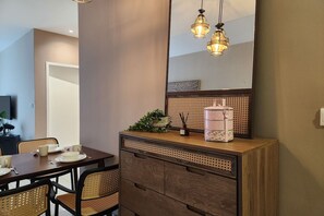 Superior Apartment, 2 Bedrooms, Balcony, City View | Makan dalam bilik