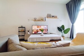 Superior-Apartment, 3 Schlafzimmer, Balkon, Stadtblick | Wohnbereich