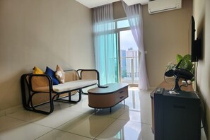 Superior-Apartment, 2 Schlafzimmer, Balkon, Stadtblick | Wohnbereich