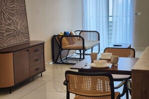 Superior-Apartment, 2 Schlafzimmer, Balkon, Stadtblick | Wohnbereich