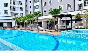 สระว่ายน้ำกลางแจ้ง