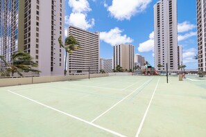Children’s play area – outdoor - Waikiki Banyan 1BR (Honolulu)