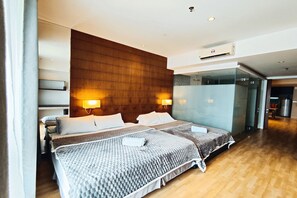 Deluxe Studio, 2 Queen Beds, City View