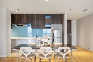 Departamento superior, 3 habitaciones, vista a la ciudad | Servicio a la habitación