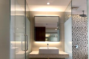 Superior Studio, 1 Queen Bed, Kitchen, City View | Bathroom