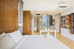 Departamento superior, 3 habitaciones, vista a la ciudad | Escritorio y espacio para trabajar con laptop