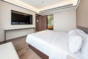 ห้องบิสซิเนสสตูดิโอสวีท | เครื่องนอนระดับพรีเมียม, ผ้านวมขนเป็ด, เตียงเมมโมรีโฟม, มินิบาร์ฟรี