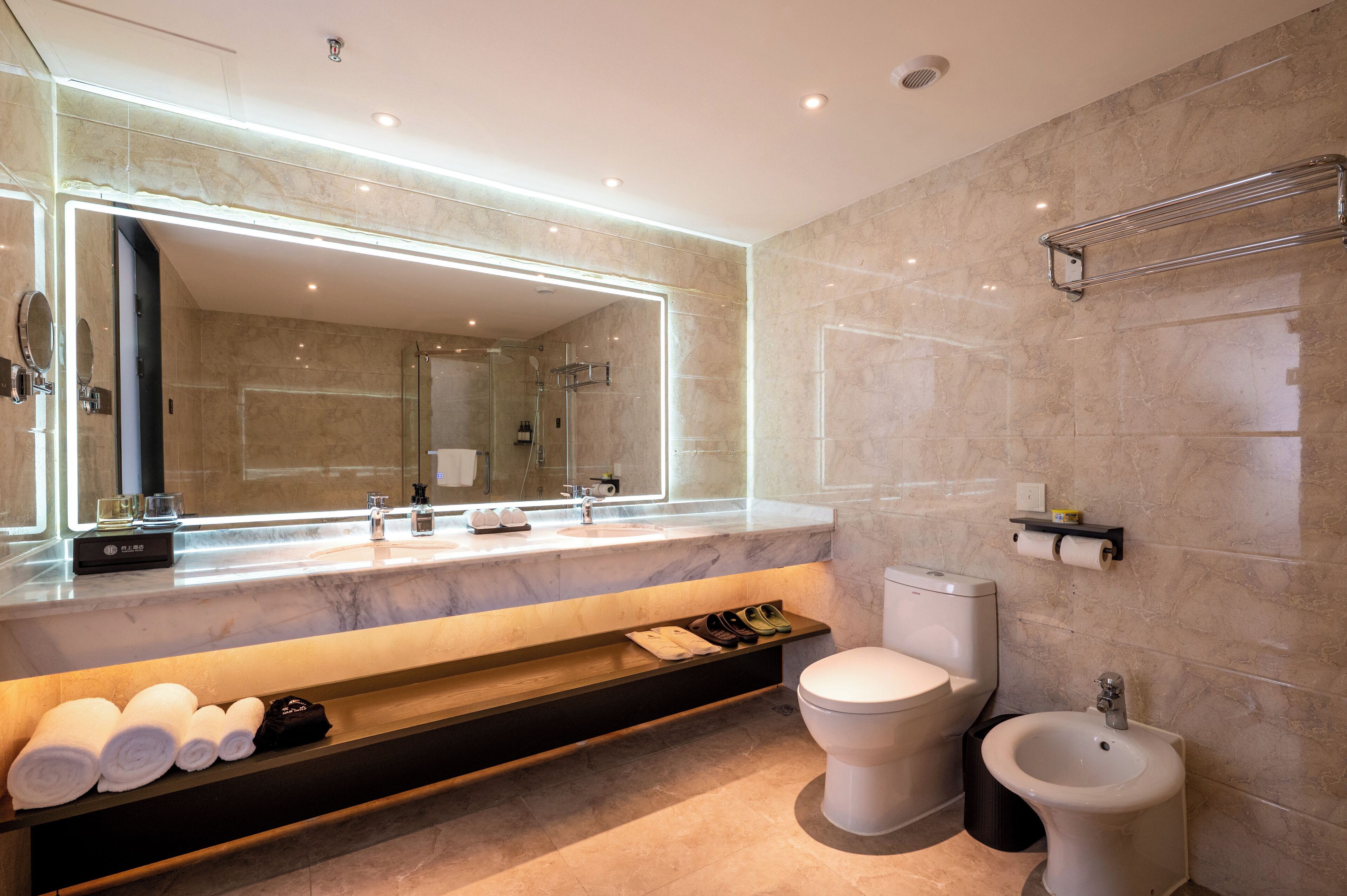 Business Studio Suite | Bathroom | Shower, free toiletries, hair dryer, slippers