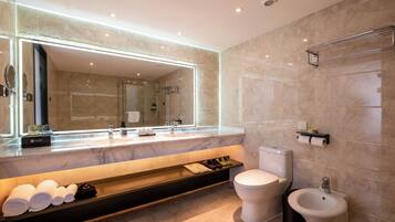 Business Studio Suite | Bathroom | Shower, free toiletries, hair dryer, slippers
