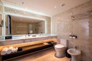 Business Studio Suite | Bathroom | Shower, free toiletries, hair dryer, slippers