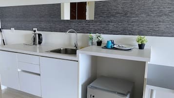 Estudio superior, 1 cama de matrimonio, balcón, vistas a la ciudad | Cocina privada | Frigorífico, microondas, placa de cocina y utensilios de cocina