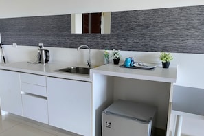 Superior Studio, 1 Queen Bed, Balcony, City View | Private kitchen