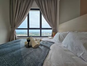 Apartament superior, 3 dormitoris, balcó, vistes a la ciutat | Escriptori i espai de treball apte per a portàtils 