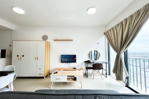 Deluxe Studio, 2 Queen Beds, Balcony, City View | Living area