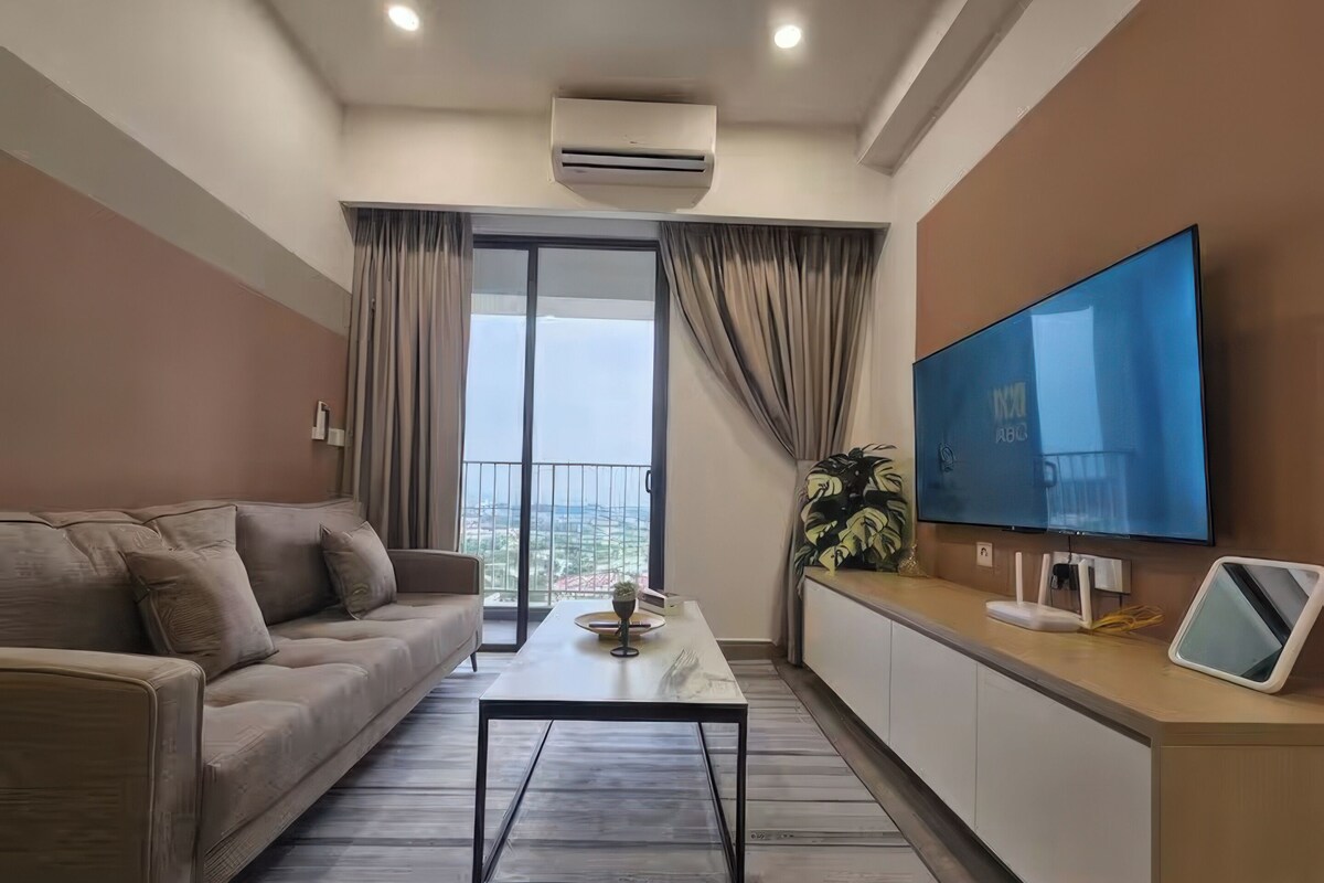 Een moderne woonkamer met een bank, een salontafel, een televisie en een balkon met gordijnen.