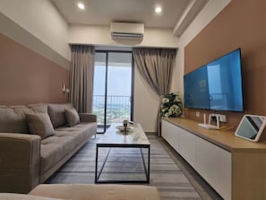 Superior-Apartment, 3 Schlafzimmer, Balkon, Stadtblick | Wohnbereich | 35-Zoll-Fernseher mit Kabelempfang