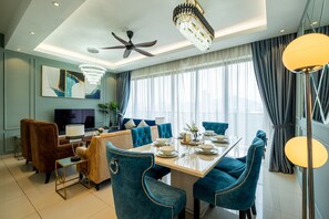 Superior Apartment, 4 Bedrooms, Balcony, City View | In-room dining