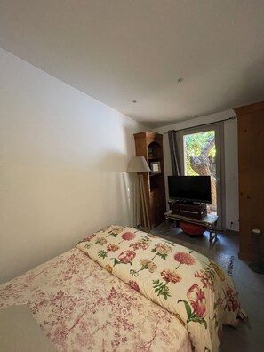 1 bedroom, iron/ironing board, bed sheets
