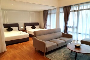 Superior studio, 2 queensize bedden, keuken, uitzicht op de stad | Een bureau, een laptopwerkplek, een strijkplank/strijkijzer, gratis wifi